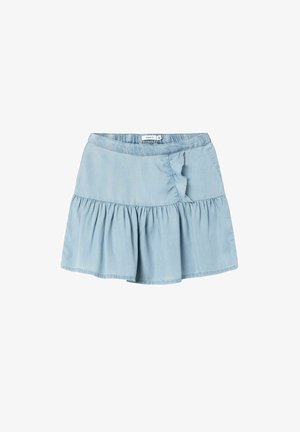 Mini-jupe en denim bleu clair avec un bas froncé et un petit détail à volants sur le côté droit près de la ceinture.