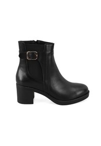 Schwarze Lederstiefelette mit runder Zehenpartie, seitlichem Elastikeinsatz und einer dekorativen Schnallenakzentuierung. Robuster Absatz für Stabilität.