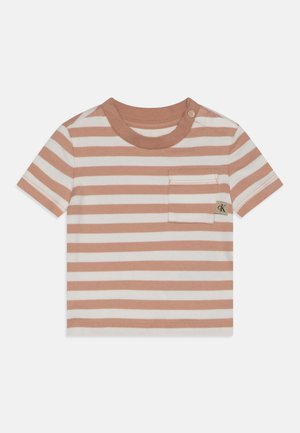 Koszulka z krótkim rękawem w paski, uszyta z miękkiej bawełny, z na przemian rozmieszczonymi paskami w kolorze brzoskwiniowym i białym, okrągłym dekoltem, jedną kieszenią na piersi oraz metką z logo.