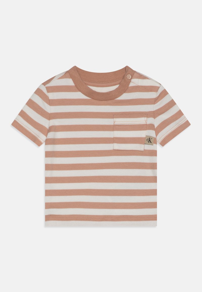 Gestreiftes T-Shirt mit kurzen Ärmeln aus weicher Baumwolle, mit abwechselnden Pfirsich- und weißen Streifen, Rundhalsausschnitt, einer Brusttasche und einem Markenetikett.