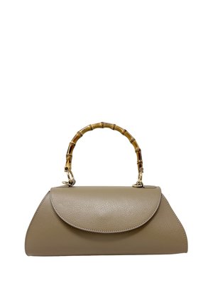 Borsa in pelle color taupe con manico curvo in bambù e chiusura a patta, caratterizzata da una finitura liscia e texture e parti metalliche color oro.