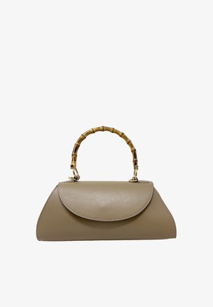 Borsa in pelle color taupe con manico curvo in bambù e chiusura a patta, caratterizzata da una finitura liscia e texture e parti metalliche color oro.