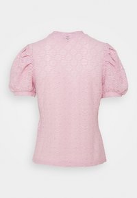 Rosa texturerad blus med korta puffärmar och hög halsringning. Tyget har ett subtilt mönster med en något genomskinlig look.