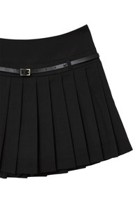 Jupe plissée noire avec une ceinture large, agrémentée d'une fine ceinture noire dotée d'une boucle en argent rectangulaire. Texture lisse, design classique.
