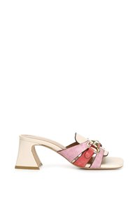 Sandal con tacco in pelle verniciata beige, con fasce in suede rosa e rosso. Dettagli in metallo dorato e tacco a blocco scolpito.