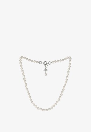 Collana di perle con perle bianche tonde e chiusura in argento. Il motivo centrale include un dettaglio in argento con una perla pendente.