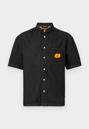 Crna košulja kratkih rukava s gumbima na prednjoj strani i džepom na prsima, s narančastom oznakom Replay Inc. i bijelim gumbima.