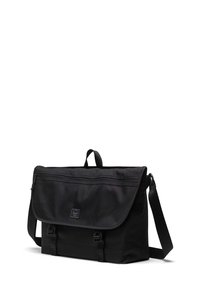 Borsa a tracolla nera realizzata in tessuto resistente, con chiusura a patta, tracolla regolabile e fondo rinforzato con dettagli in fibbia.