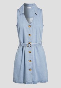 Robe en denim bleu clair sans manches avec col, boutons sur le devant et ceinture assortie avec boucle ronde.