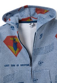 Felpa con cappuccio in denim con zip frontale, caratterizzata da grafiche a tema Superman in blu, rosso e giallo, tasche e cappuccio foderato.
