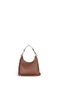 Borsa a mano in pelle marrone con una forma morbida e curva. Presenta una tracolla regolabile e un design minimalista. Texture liscia con sottili dettagli di cucitura.