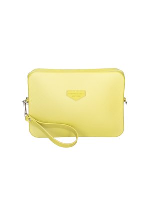 Sac à main cluch synthétique jaune avec une surface texturée, design minimaliste, fermeture éclair et une bandoulière amovible. Présente une plaque logo.