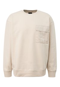 Beżowa bluza crewneck z długimi rękawami i dużą prostokątną kieszenią z klapką na lewej piersi.