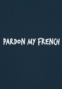 Tessuto blu marinato con il testo "PARDON MY FRENCH" in caratteri bianchi, in grassetto e in stile pennello, posizionato in modo evidente al centro del capo.