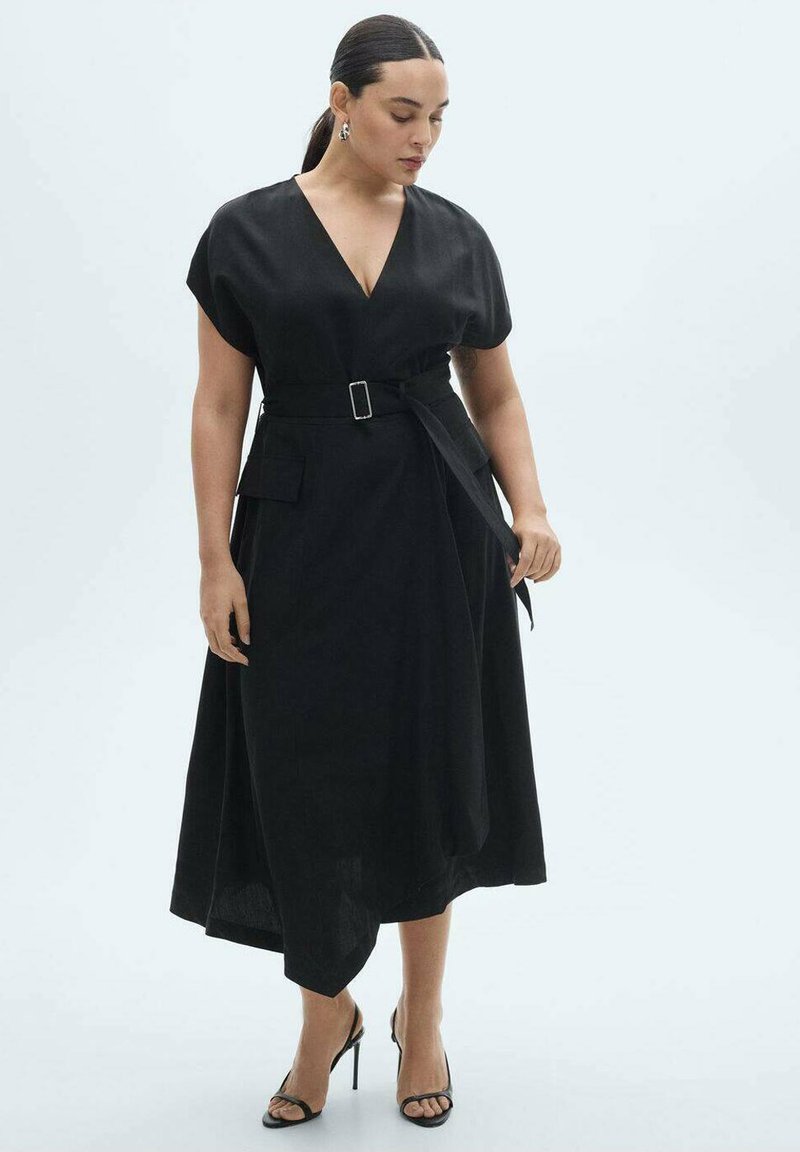 Abito midi nero con scollatura a V, maniche corte, vita cintrata con cintura e tasche laterali. Realizzato in tessuto leggero con una silhouette fluida.