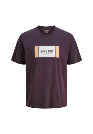 Ciemnofioletowa koszulka z krótkim rękawem z beżowo-białym prostokątnym nadrukiem na klatce piersiowej z napisem "JACK & JONES Collections."