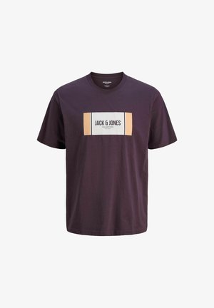 Maglietta a maniche corte di colore viola scuro con una grafica rettangolare beige e bianca sul petto con la scritta "JACK & JONES Collections."