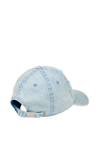 Lichtblauw denimpet met een gebogen rand, verstelbare metalen sluiting en zichtbare stikdetails. Heeft ventilatiegaten op de kroon.