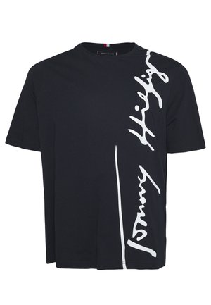 Czarny T-shirt z krótkim rękawem, z białym pionowym napisem po prawej stronie i okrągłym dekoltem.