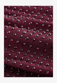 Selezionato, berry red
