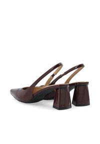 Burgundy patento nahkaisten slingback-korkokenkien, joissa on teräväkärkiset, avoimet sivut ja lohkokorko. Strukturoidut pohjat pitävät hyvin. Tasainen hihna varmistaa mukavan istuvuuden.