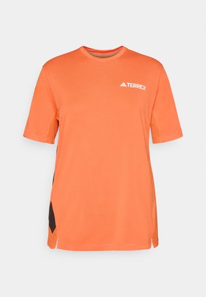 Maglietta a maniche corte arancione realizzata in tessuto leggero, con pannelli laterali in rete e logo "TERREX" bianco sul davanti.