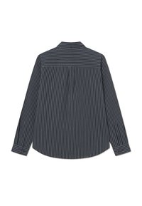 Cămașă cu mâneci lungi de culoare bleu închis, cu dungi verticale subțiri albe. Are guler, manșete cu nasturi și o plisare la spate pentru o mai bună libertate de mișcare.