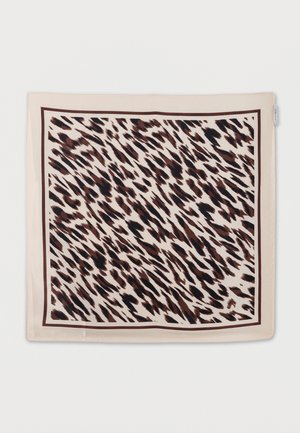 Foulard quadrato di seta con sfondo beige e motivo astratto animalier marrone scuro e nero, incorniciato da un sottile bordo marrone.