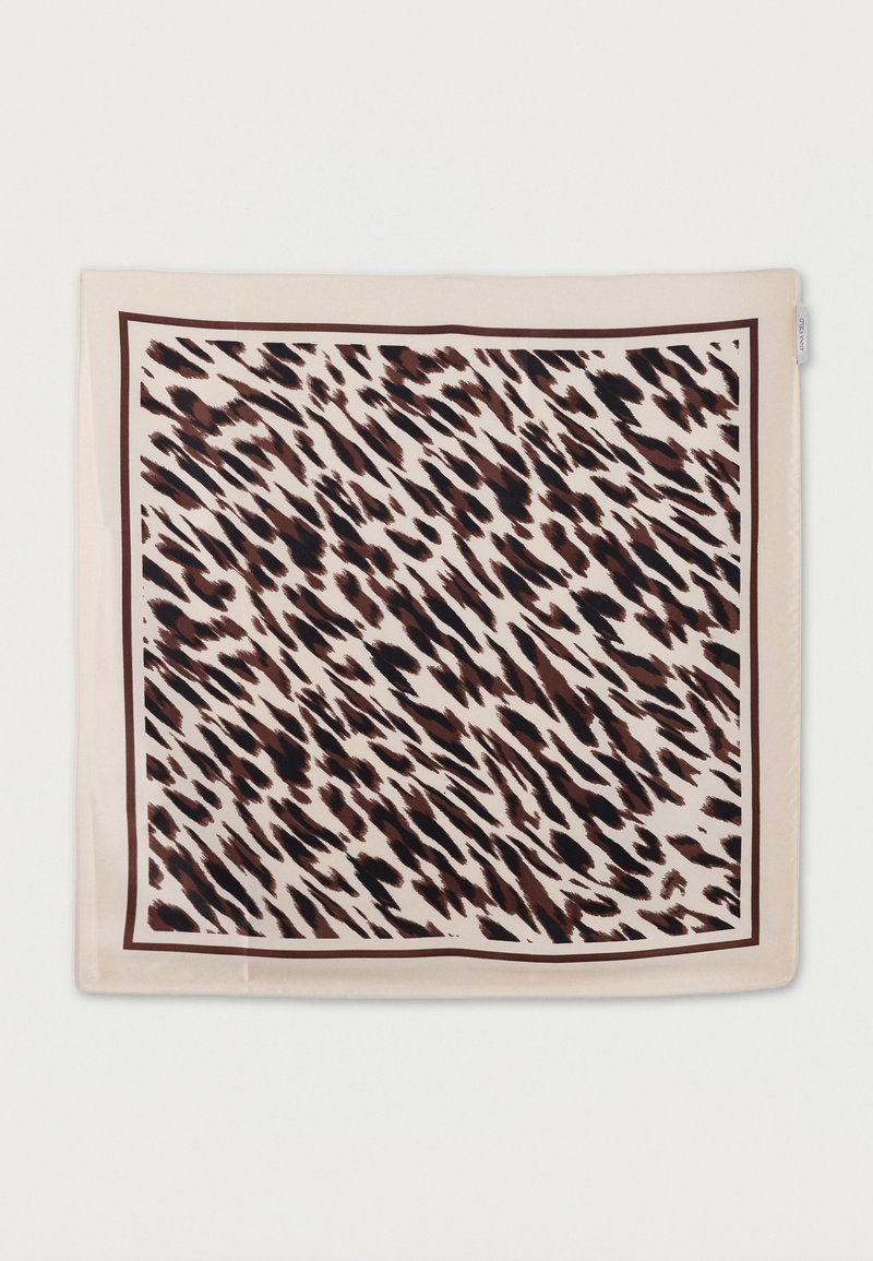 Τετράγωνο μεταξωτό φουλάρι με μπεζ φόντο και αφηρημένο μοτίβο ζώου σε σκούρο καφέ και μαύρο, περιβαλλόμενο από λεπτό καφέ πλαίσιο.