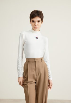 Tommy Jeans SLIM BADGE TURTLENECK - Camiseta de manga larga - ancient white