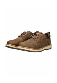Chaussures en cuir marron avec des orteils ronds, finition texturée, lacets, semelle beige avec un motif de grip, et accents noirs au talon.