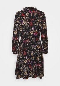 Czarna sukienka w kwiaty z długimi rękawami, marszczonym pasem i falbaniastym kołnierzem. Tkanina prezentuje żywe wzory w kolorach fioletowym, czerwonym i kremowym.