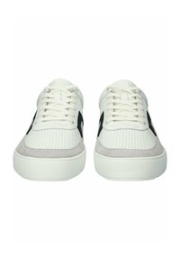 Białe skórzane sneakersy z czarnymi akcentami, perforowanym przodem, szarym zamszowym detalem, płaskimi sznurowadłami i grubą białą gumową podeszwą.