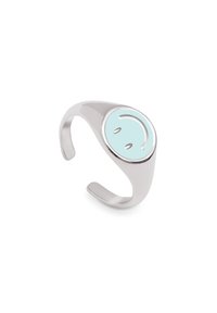 Anillo ajustable de tono plateado con una cara circular de esmalte verde menta y un diseño de cara sonriente en relieve. Forma moderna y suave con banda abierta.