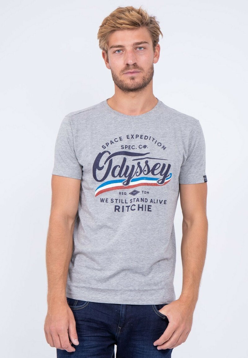 T-shirt en coton gris avec col rond, manches courtes et impression de texte graphique à l'avant en bleu marine et rouge. Tissu léger avec une coupe décontractée.