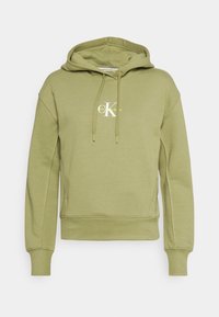 Felpa verde oliva realizzata in tessuto misto cotone, con tasca frontale, cappuccio regolabile e dettaglio del logo sul petto.