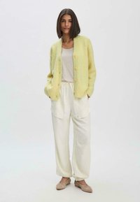 hessnatur RELAXED - Strickjacke - zitronengras