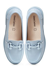 Mocassins en cuir perforé bleu clair avec détail métallique, semelles intérieures marquées et bords cousus, vus de dessus.