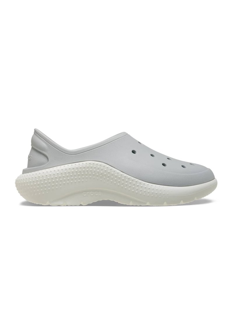 Graue, geformte Clogs mit punktiertem Muster, großen Belüftungslöchern und einem leichten zweifarbigen Design. Verfügt über eine dicke gepolsterte Sohle.