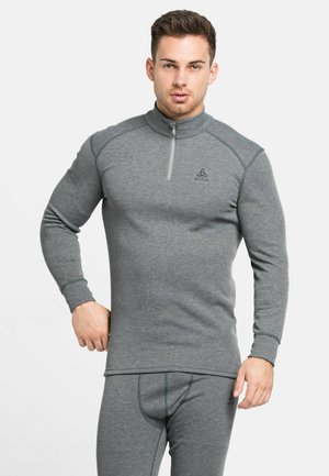Graues Langarmoberteil mit einem halben Reißverschluss am Kragen, mit kontrastierenden Nähdetails und einem Odlo-Logo auf der Brust, aus strukturiertem Stoff gefertigt.