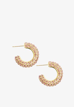 Guldøreringe i hoops pyntet med pinke rhinsten, cirkulært design, tekstureret overflade, med en slank stift til fastgørelse.