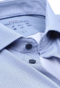 Lichtblauw gestructureerd shirt met een geometrisch patroon, twee donkere knopen en een contrasterende voeringtextuur. Standaard kraag.