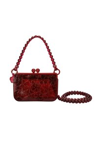 Rote Handtasche mit floralem Prägedesign, Perlenhenkel und Druckverschluss. Hergestellt aus glänzendem Kunststoff mit einem abnehmbaren Perlenriemen.