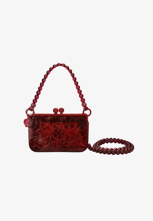 Sac à main rouge avec un relief floral, une poignée en perles et une fermeture à fermoir. Fabriqué en plastique brillant avec une bandoulière en perles amovible.