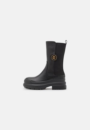 Stivali con plateau - black