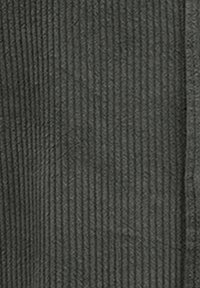 Dunkelgrauer Stoff mit feiner vertikaler Rippstruktur. Glatte Oberfläche mit leichtem Glanz und sauberen, geraden Kanten.