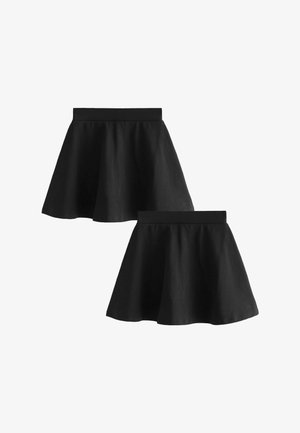 Kaks lihtsat musta A-lõikelist seelikut laiade vöödega, valgel taustal, üks veidi teise kohal ja sellele kattuv.