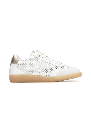 Zapatilla blanca con laterales perforados, ojetes dorados, una lengüeta trasera dorada y una suela de goma marrón claro.
