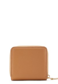 Portefeuille en cuir tan avec une finition texturée. Forme carrée avec une fermeture éclair dorée et un petit porte-clés en métal attaché.