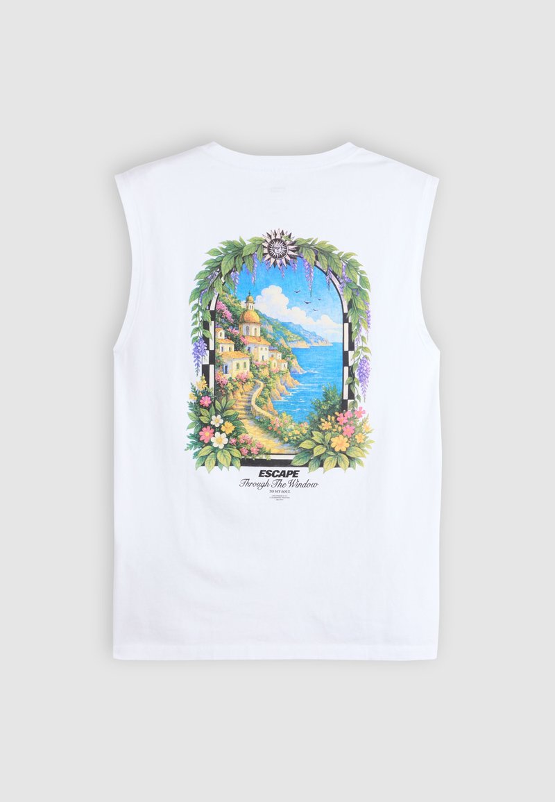 Wit mouwloos shirt met kleurrijke rugprint van een kustdorp, blauwe zee, bloemen en tekst "Escape Through The Window."
